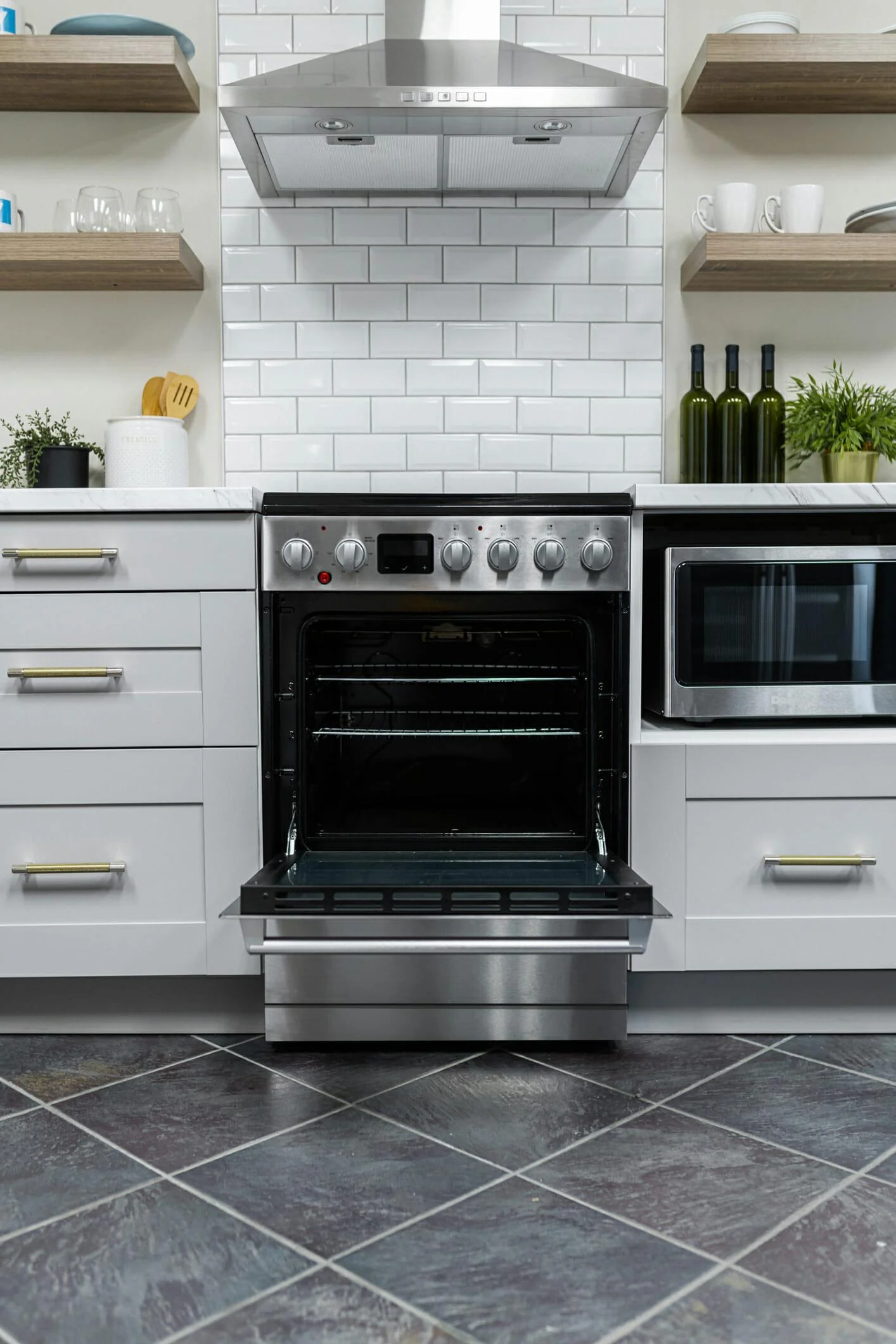 Danby DRCA240BSS Danby 24-In Truairfry Smooth Top Slide-In Electric Range In Stainless Steel - Image 15