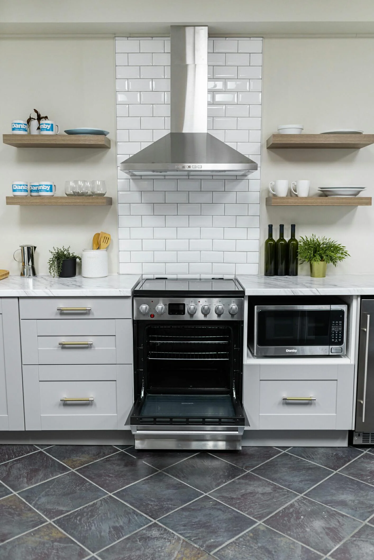 Danby DRCA240BSS Danby 24-In Truairfry Smooth Top Slide-In Electric Range In Stainless Steel - Image 17