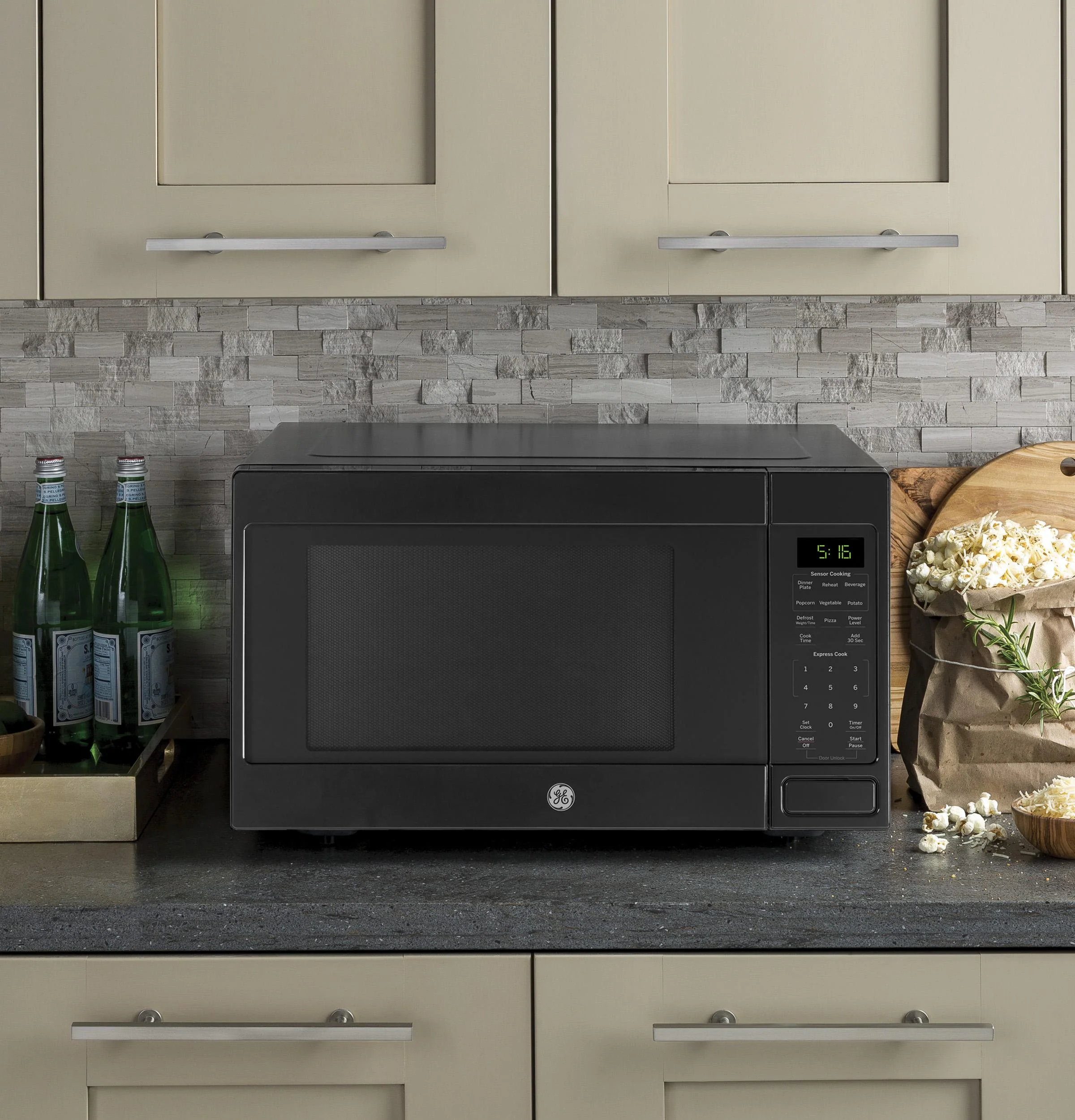 Ge Appliances GCST16S1WBB Ge® 1.6 Cu. Ft. Countertop Microwave Oven - Image 5