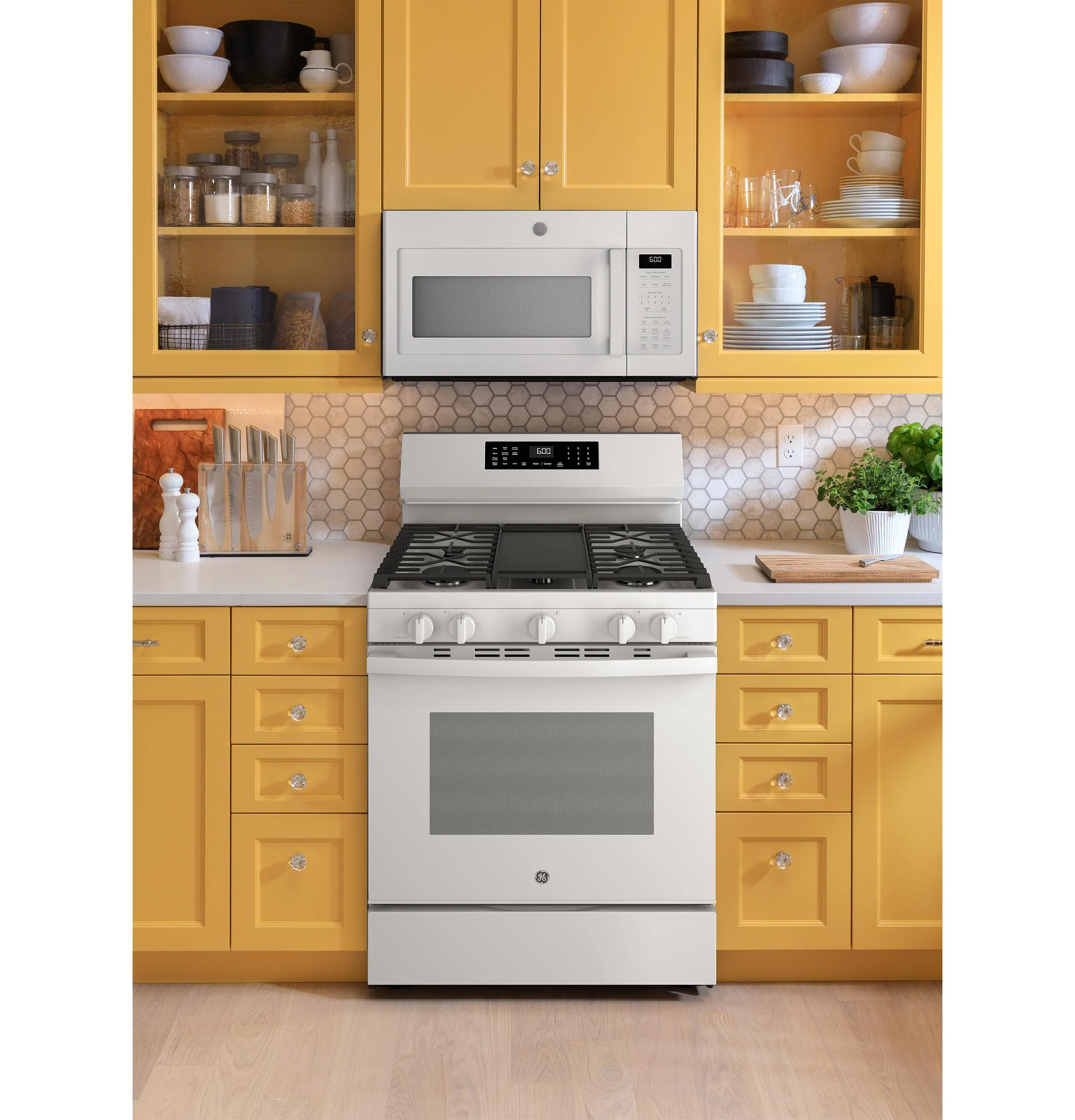 Ge Appliances GGF600AVWW Ge® 30" Free-Standing Gas Convection Range With No Preheat Air Fry And Easywash™ Oven Tray - Image 6