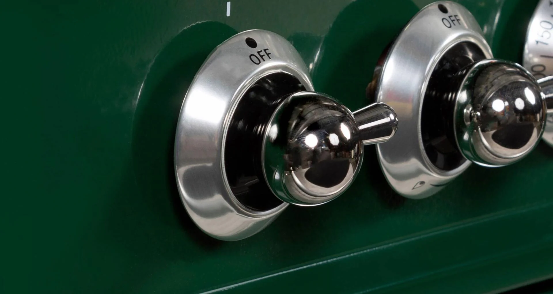 Ilve UM30DNE3EGCLP Majestic Ii 30 Inch Dual Fuel Liquid Propane Freestanding Range In Emerald Green With Chrome Trim - Image 7