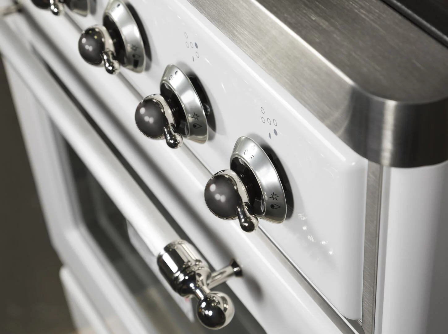Ilve UM30DNE3WHC Majestic Ii 30 Inch Dual Fuel Natural Gas Freestanding Range In White With Chrome Trim - Image 4