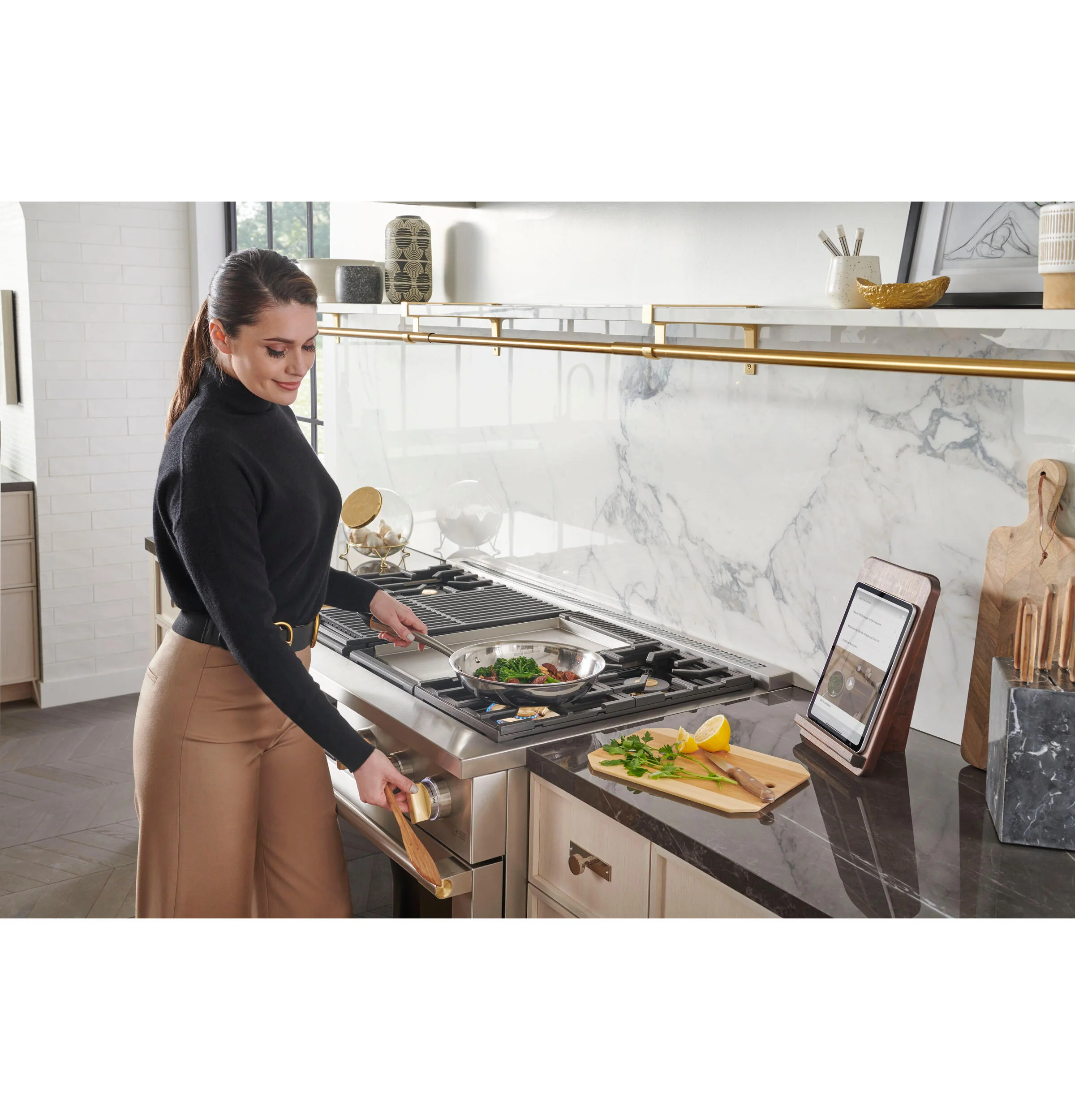 Monogram ZDP364NDTSS Monogram 36" Dual-Fuel Professional Range With 4 Burners And Griddle (Natural Gas) - Image 25