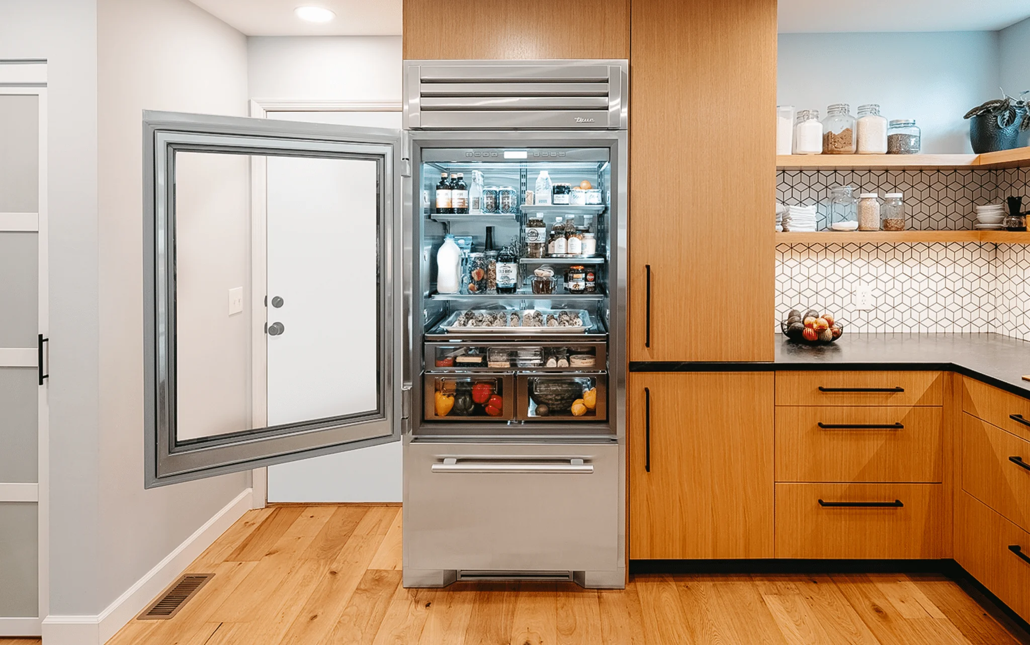 True Residential TR36RBFLSSA 36 Inch Solid Stainless Door Left Hinge Refrigerator With Bottom Freezer - Image 2