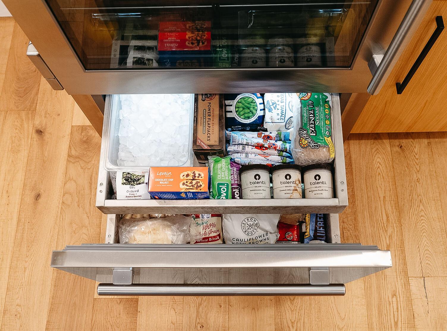 True Residential TR36RBFRSGA 36 Inch Stainless Glass Door Right Hinge Refrigerator With Bottom Freezer - Image 4