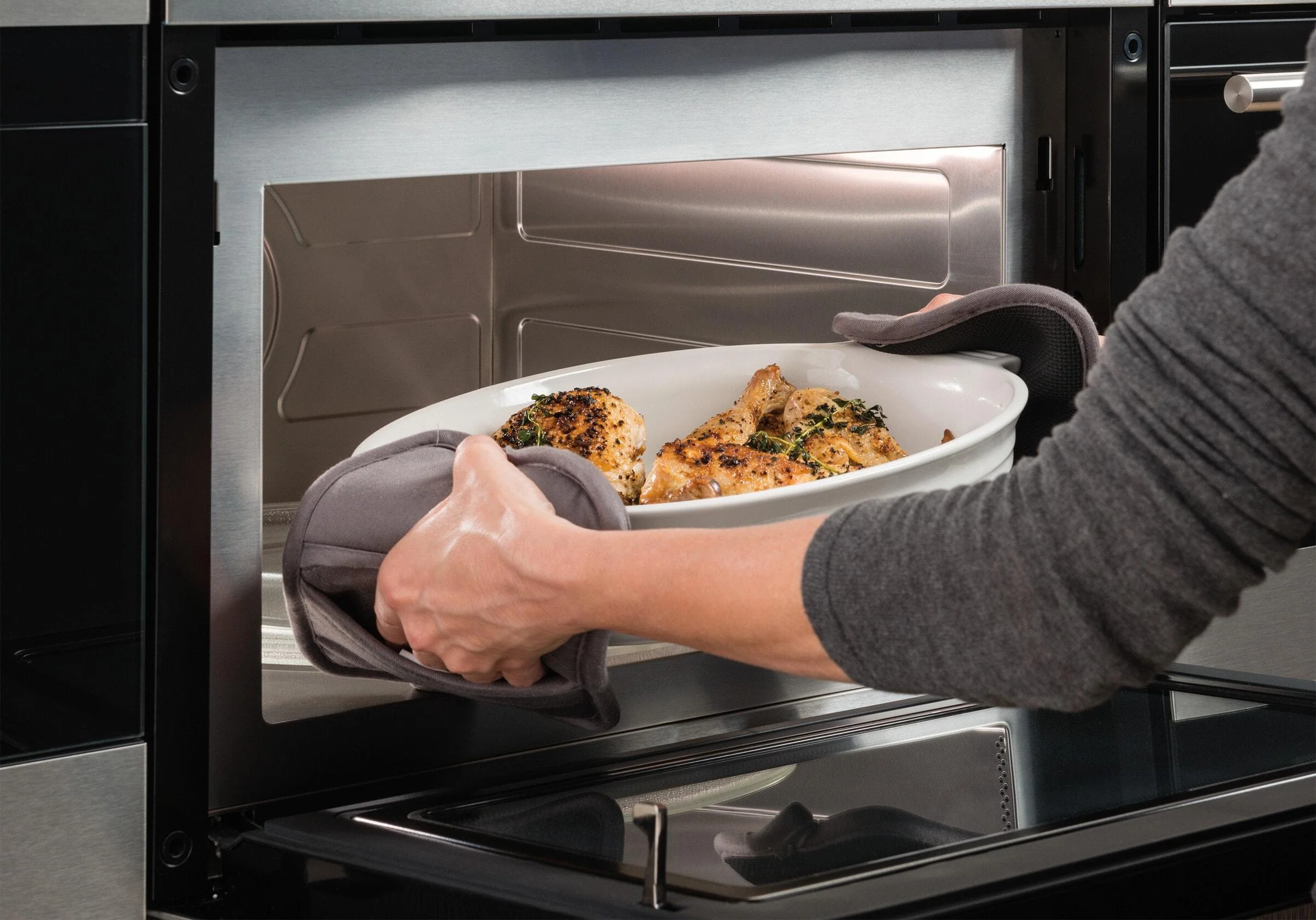 Wolf MDD3050TEST 30" E Series Transitional Drop-Down Door Microwave Oven - Image 3